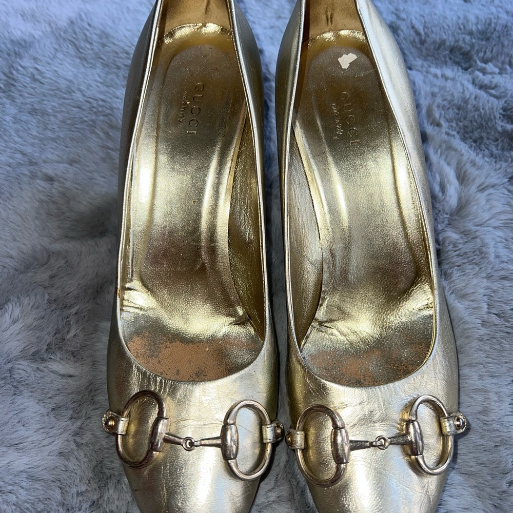 Gucci pumps with signature logo horsebit on front. Shoe in good condition.